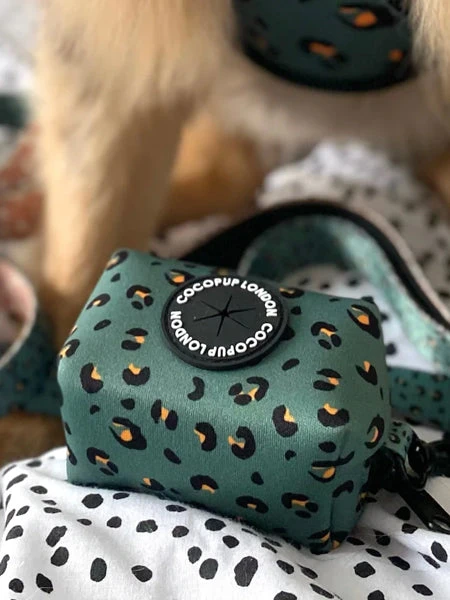 Pochette Tendance Pour Sacs à Crottes - Léopard Vert - Cocopup London – Image 2