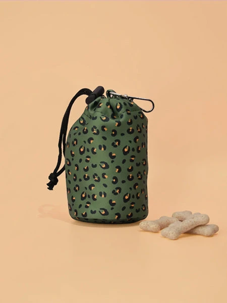 Pochette à Friandises Pour Chien - Léopard Vert - Cocopup London – Image 2